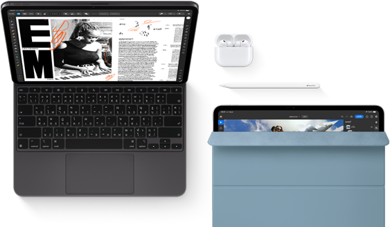 iPad Pro ที่ติดเข้ากับ Magic Keyboard, ตัวเครื่องภายนอกด้านหน้า, สีดำสเปซแบล็ค, มุมมน, ขอบจอภาพสีดำ, เปิดกางอยู่, จอภาพแสดงแอปแก้ไขบทความที่มีข้อความและภาพถ่ายของผู้หญิงคนหนึ่งกำลังเล่นเพลง, AirPods 4 ในเคสที่เปิดกางอยู่, ปก Smart Folio สีฟ้าบน iPad Pro ที่มี Apple Pencil Pro วางอยู่ด้านบนสุดของอุปกรณ์, ปกเปิดกางอยู่เล็กน้อยเผยให้เห็นจอภาพ