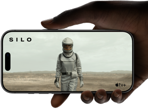 มือที่ถือ iPhone 17 Pro, [NDA], แนวนอน, การเล่นวิดีโอบนจอภาพแบบหน้าจอทั้งหมดแสดงให้เห็นระยะเวลาการใช้งานแบตเตอรี่