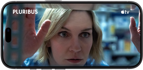 iPhone 18 Pro, โหมดแนวนอน, แสดงภาพระยะใกล้ของผู้หญิงที่มองออกไปนอกหน้าต่าง ชื่อซีรีส์: Pluribus