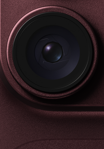 เลนส์ที่ปรับรูรับแสงได้ของกล้องหลักแสดงอยู่บน iPhone 18 Pro สีเบอร์กันดี