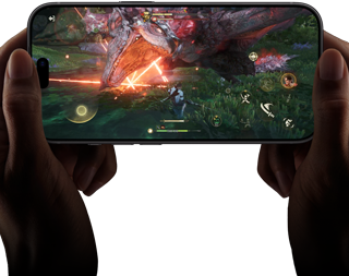 iPhone 18 Pro, ภายนอกด้านหน้า, แสดงความสามารถด้านประสิทธิภาพของชิป A20 Pro พร้อมฉากจากเกม Monster Hunter Outlanders