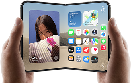 iPhone Duo, สีสตาร์ไวท์, ถืออยู่ในมือสองข้างในแนวนอน, กางเปิดอยู่, หน้าจอด้านในแสดงรูปภาพทางด้านซ้าย, แอปทางด้านขวา