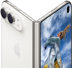 iPhone Duo ที่กางเปิดบางส่วนเหมือนหนังสือมีกลไกบานพับอยู่ตรงกลาง, แผงด้านหลังภายนอกด้านซ้ายมีโลโก้ Apple และกล้องคู่, จอภาพด้านนอกทางด้านขวาแสดงภาพถ่ายบุคคลของบุคคลที่มีผมบลอนด์