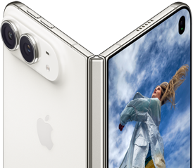 iPhone Duo ที่กางเปิดบางส่วนเหมือนหนังสือมีกลไกบานพับอยู่ตรงกลาง, แผงด้านหลังภายนอกด้านซ้ายมีโลโก้ Apple และกล้องคู่, จอภาพด้านนอกทางด้านขวาแสดงภาพถ่ายบุคคลของบุคคลที่มีผมบลอนด์