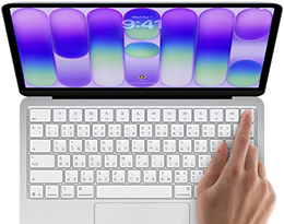 MacBook Neo, สีเงิน, แสดงหน้าจอการเข้าสู่ระบบ, นิ้วของบุคคลวางอยู่บนเซ็นเซอร์ Touch ID ที่มุมขวาบนของคีย์บอร์ด
