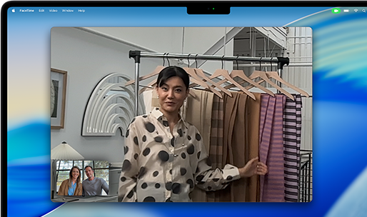 วิดีโอคอลบน MacBook Pro ที่ผู้หญิงคนหนึ่งกำลังเอาผ้าให้ผู้ที่อยู่ในสายทั้งสองคนดู โดยคุณสมบัติจัดให้อยู่ตรงกลางจัดให้เธออยู่กลางเฟรมเสมอขณะที่เธอเคลื่อนไหวไปรอบๆ